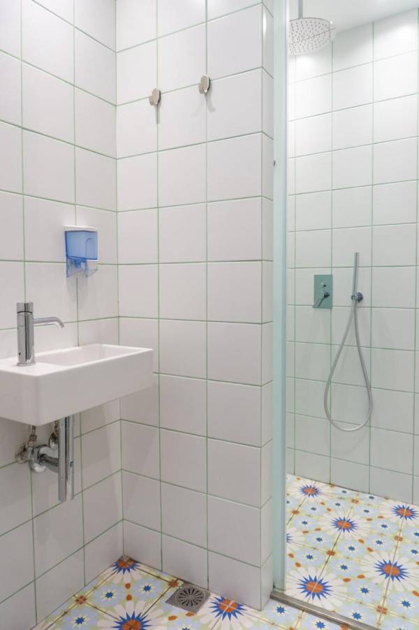 Einzelbett im Schlafsaal