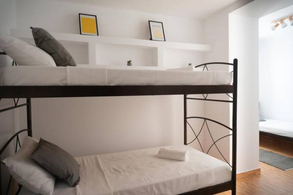 Lit Simple dans Dortoir Féminin